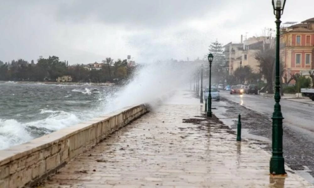 "Χαμός" από την κακοκαιρία Αθηνά: Ισχυρή βροχόπτωση στην Κέρκυρα και δυνατοί άνεμοι στους Παξούς